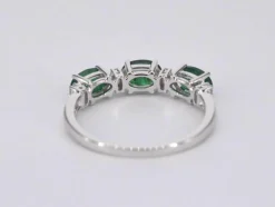 Bague en or blanc avec diamants et émeraude