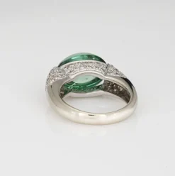Bague en or blanc avec diamants et tourmaline verte écume de mer