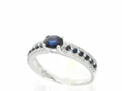 Bague en or blanc avec diamants et saphirs
