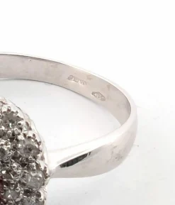 Bague en or blanc avec diamants et rubis central