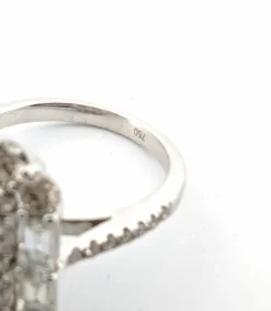 Bague en or blanc avec diamants baguette et brillant