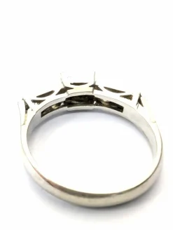 Bague en or blanc avec diamants
