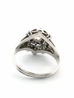 Bague en or blanc avec diamant central et diamants latéraux