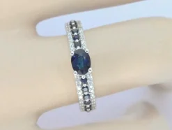 Bague en or blanc avec diamants et saphirs