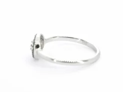 Bague en or blanc avec diamants et émeraude