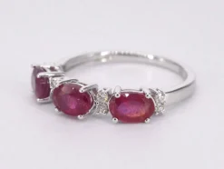 Bague en or blanc avec diamants et rubis