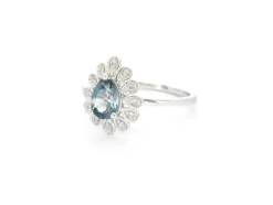 Bague en or blanc avec diamants et topaze