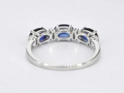Bague en or blanc avec diamants et saphir