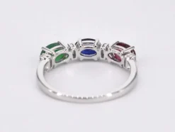 Bague en or blanc avec diamants, saphir, rubis et émeraude