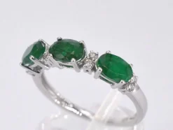 Bague en or blanc avec diamants et émeraude