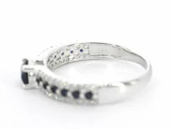 Bague en or blanc avec diamants et saphirs