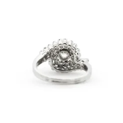 Bague en or blanc avec entourage de diamants de 0,88 carat