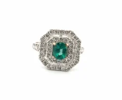 Bague en or blanc avec émeraude centrale et diamants environnants
