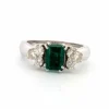 Bague en or blanc avec émeraude et diamants