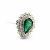 Bague en or blanc avec émeraude centrale et diamants environnants