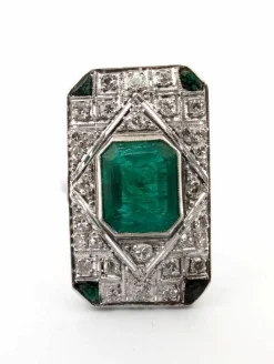 Bague en or blanc avec émeraudes et diamants