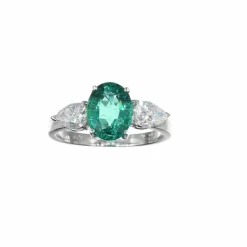 Bague en or blanc avec émeraude centrale et diamants