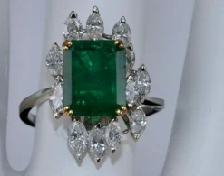 Bague en or blanc avec émeraude et diamant marquise