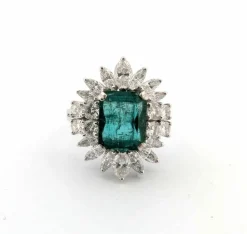 Bague en or blanc avec émeraudes taille octogonale et diamants
