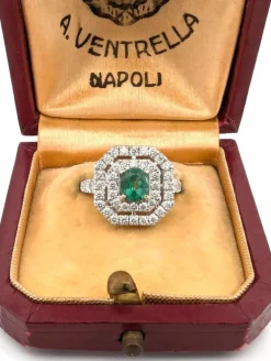 Bague en or blanc avec émeraude centrale et diamants environnants