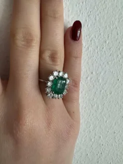 Bague en or blanc avec émeraude et diamants