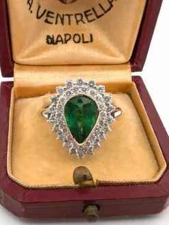 Bague en or blanc avec émeraude centrale et diamants environnants