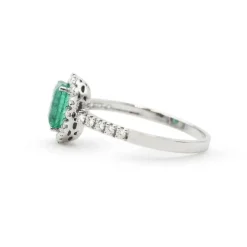 Bague en or blanc avec émeraude zambienne de 0,98 et diamants
