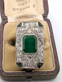 Bague en or blanc avec émeraudes et diamants