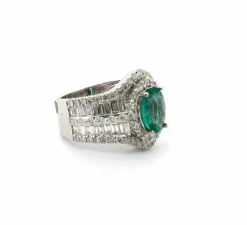 Bague en or blanc avec émeraude et diamants
