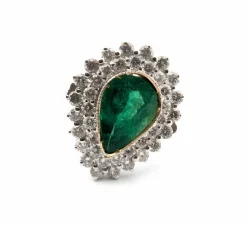 Bague en or blanc avec émeraude centrale et diamants environnants