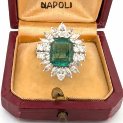 Bague en or blanc avec émeraudes taille octogonale et diamants