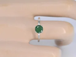 Bague en or blanc avec émeraude