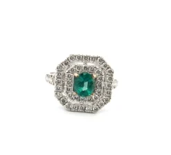 Bague en or blanc avec émeraude centrale et diamants environnants