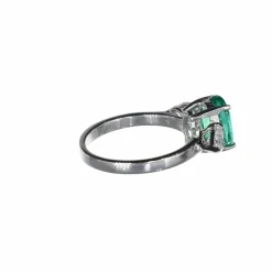 Bague en or blanc avec émeraude centrale et diamants