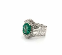 Bague en or blanc avec émeraude et diamants