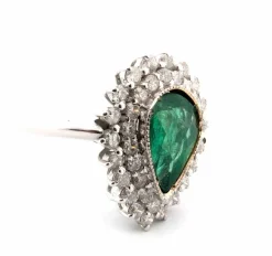 Bague en or blanc avec émeraude centrale et diamants environnants