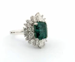 Bague en or blanc avec émeraudes taille octogonale et diamants