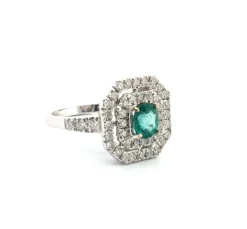 Bague en or blanc avec émeraude centrale et diamants environnants