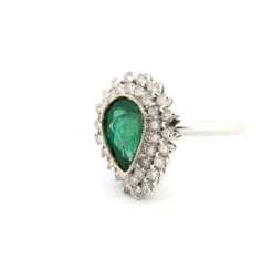 Bague en or blanc avec émeraude centrale et diamants environnants