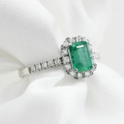 Bague en or blanc avec émeraude zambienne de 0,98 et diamants