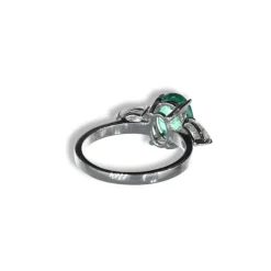 Bague en or blanc avec émeraude centrale et diamants