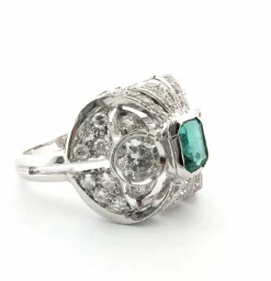 Bague en or blanc avec émeraudes et diamants