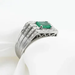Bague en or blanc avec émeraude et diamants