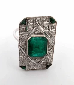 Bague en or blanc avec émeraudes et diamants