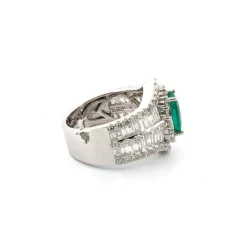 Bague en or blanc avec émeraude et diamants