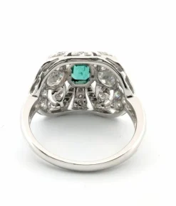 Bague en or blanc avec émeraudes et diamants