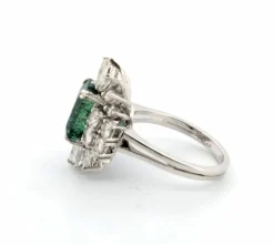 Bague en or blanc avec émeraudes taille octogonale et diamants