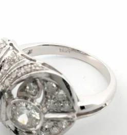 Bague en or blanc avec émeraudes et diamants