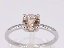 Bague en or blanc avec morganite