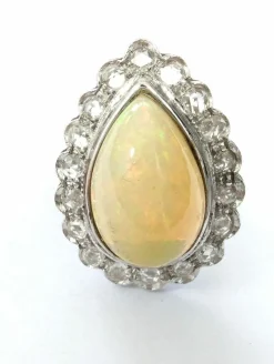 Bague en or blanc avec opale et diamants